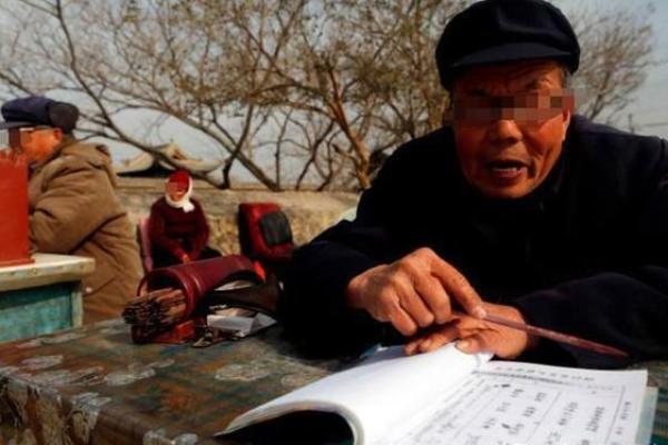 四川算命先生被当街捅死,凶手被捕后大怒:他算得太准,害我10年 四川算命先生被当街捅死,凶手被捕后大怒:他算得太准,害我10年