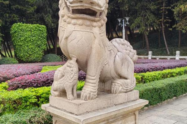 黄铜狮子和石狮子的风水作用与区别 黄铜狮子和石狮子的风水作用与区别