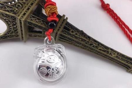 2025属猪戴什么首饰好_2025年属猪人最佳首饰推荐提升运势必备