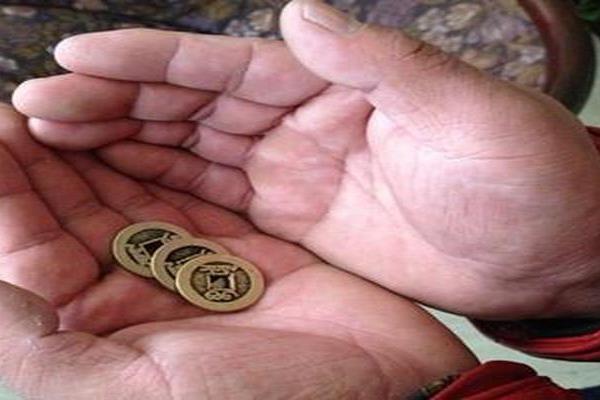 算命只收六个铜板的钱