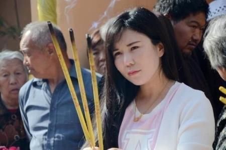 女子去算命，询问婚姻，算命先生：你的丈夫还没有出生