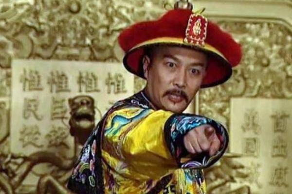 康熙帝拿出弘历的八字，相士看后：若女必为娼，若男必为皇