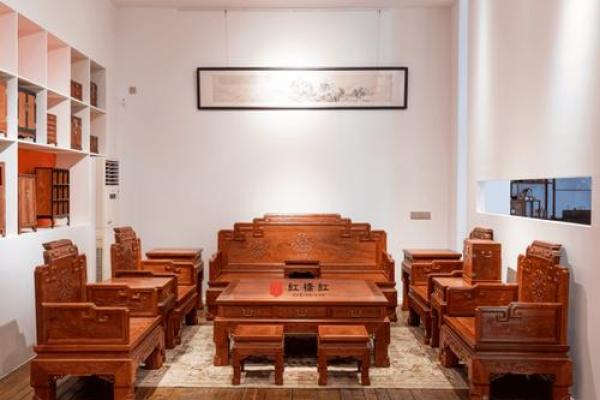 客厅摆沙发朝哪个方位风水较好 客厅摆沙发朝哪个方位风水较好