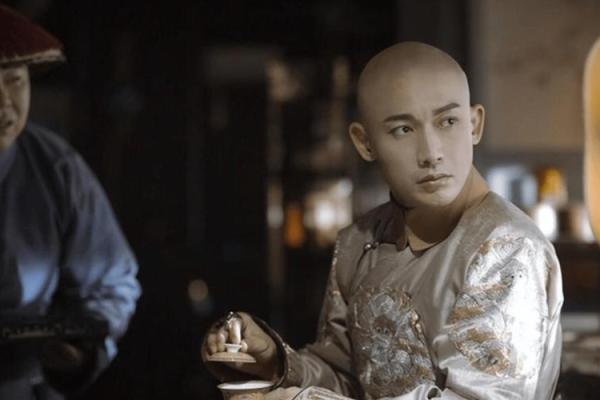 康熙拿出弘历的生辰八字，相士看后：为女必为娼，为男必为皇