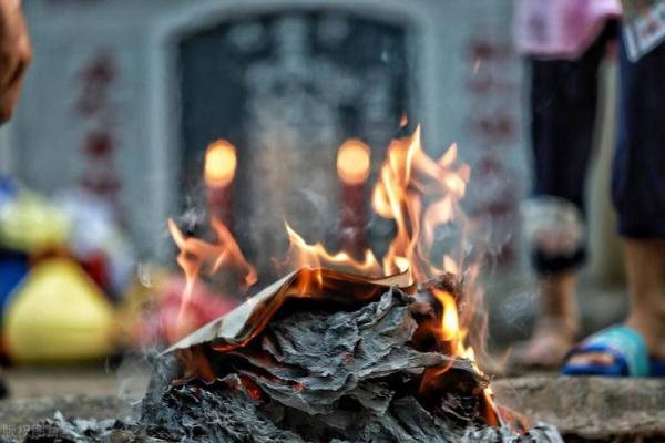 风水祭拜父母要哪些供品纸钱蜡烛祈求平安 风水祭拜父母要哪些供品纸钱蜡烛祈求平安