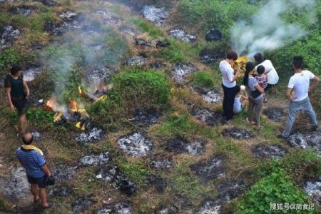 风水祭拜父母要哪些供品纸钱蜡烛祈求平安