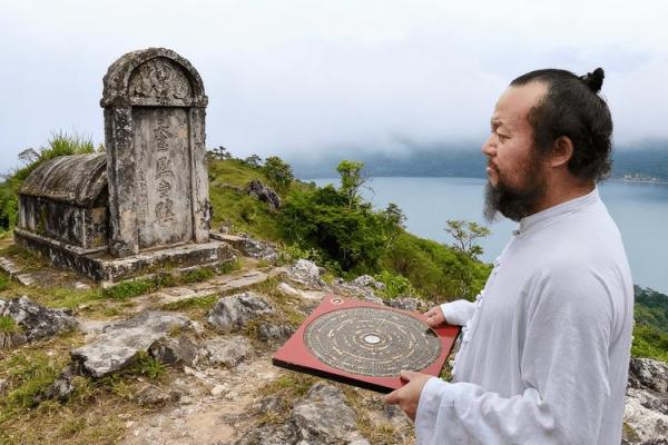 风水先生看坟地