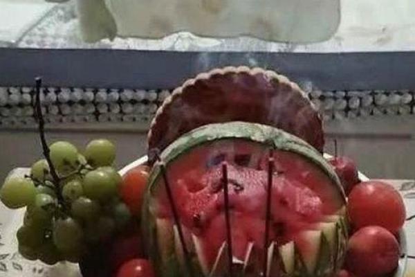 夫妻结婚10年没有孩子，算命先生说：你们命中无子，只有一个办法