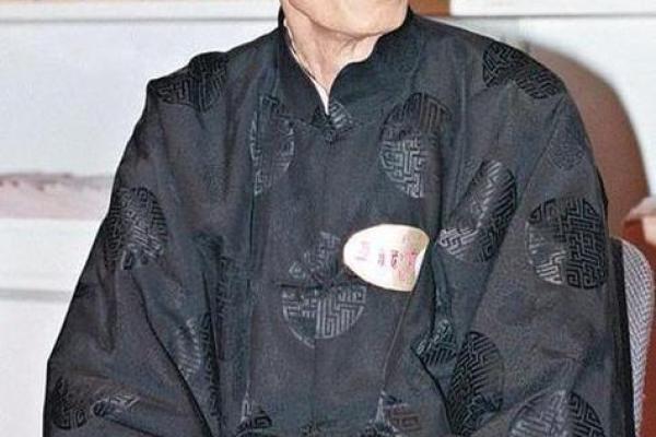 大哥的老丈人是算命先生,他只看了我一眼,就让大嫂对我格外照顾 大哥的老丈人是算命先生,他只看了我一眼,就让大嫂对我格外照顾