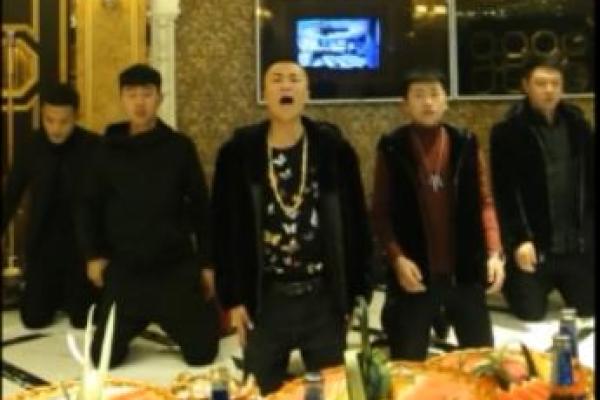 一个混社会当老大,发财上亿的八字 一个混社会当老大,发财上亿的八字