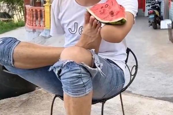 卖柴小伙算命视频 卖柴小伙算命视频