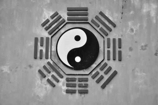 五分钟教你学看八字案例83集：偏弱之格 比肩争夺财星 婚姻迟