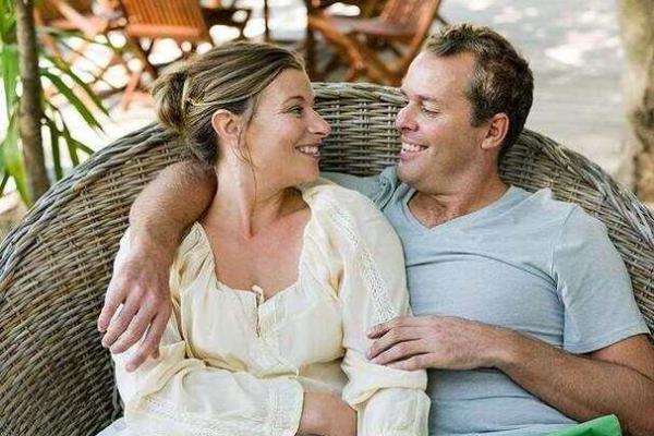 五分钟教你学看八字案例83集：偏弱之格 比肩争夺财星 婚姻迟