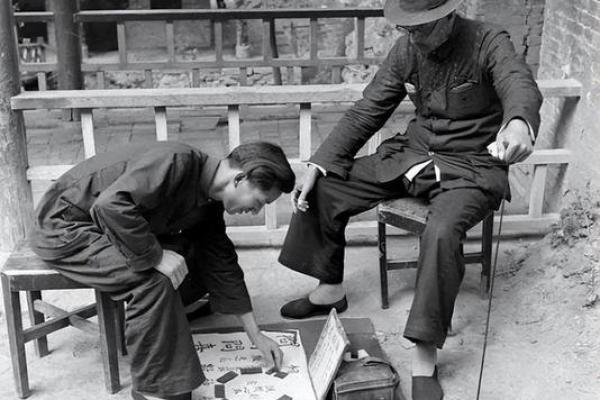 算命先生说七日内必有劫难，小伙子不信，到了第三天晚上真的来了