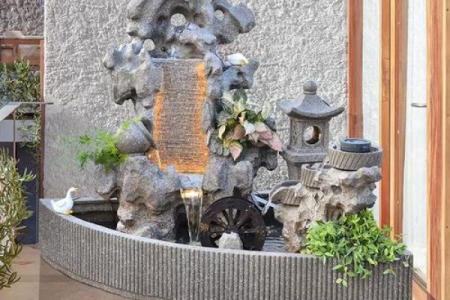 房子前面装假山喷泉风水
