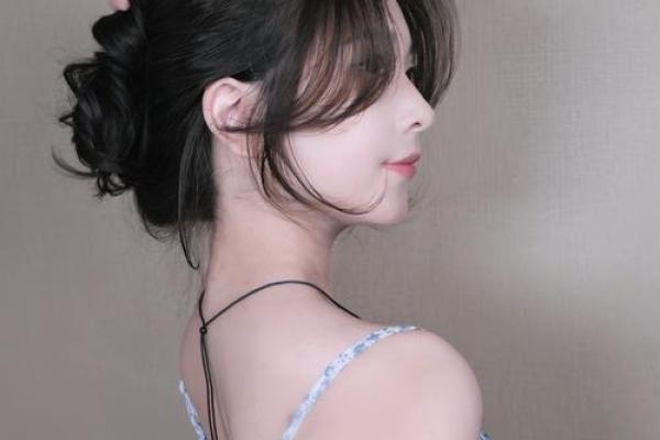 八字眉小眼睛女人