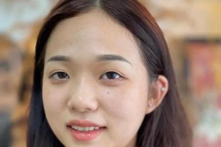 八字眉小眼睛女人