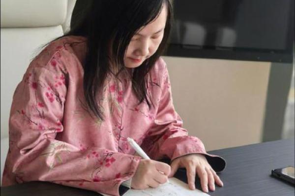 八字正印太多的女人,正印格女命长相 八字正印太多的女人,正印格女命长相