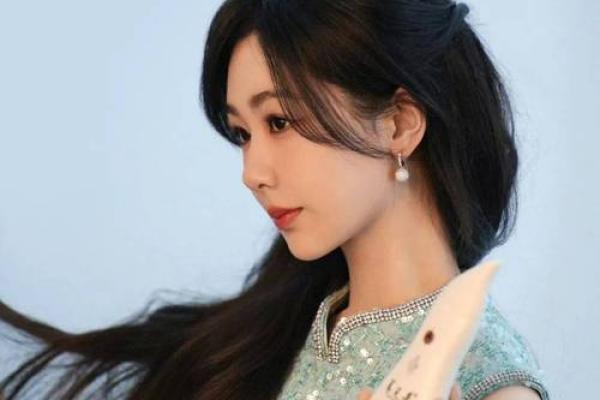 杨紫突破自我尝试新风格,把头发扎成“窜天猴”,八字眉瞬间黑化 杨紫突破自我尝试新风格,把头发扎成“窜天猴”,八字眉瞬间黑化