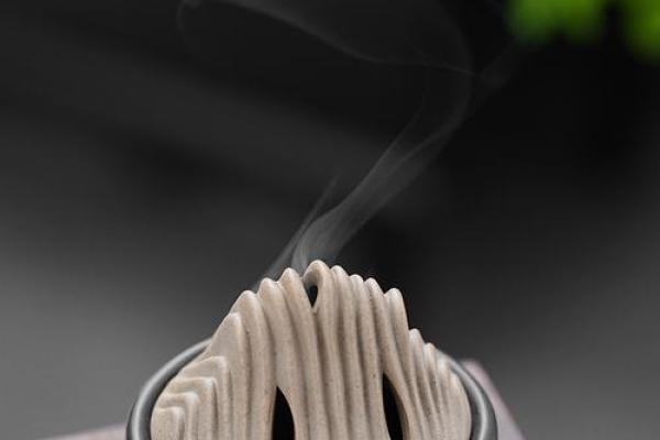 八字压香炉底，让香气环绕四方！