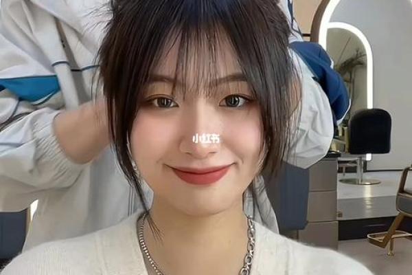 八字刘海锁骨发